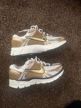 Nike vomero 5 White and Gold